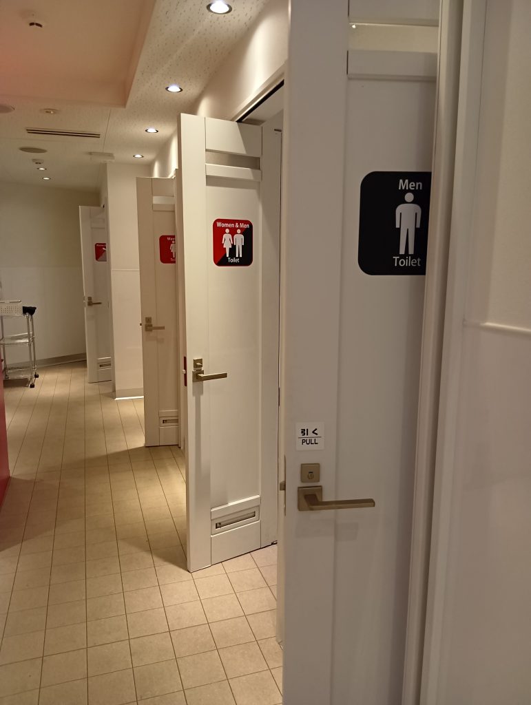 トイレ、シャワー各２室