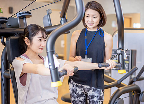 チェストプレスとは？効果や鍛えられる部位・正しいやり方を解説！