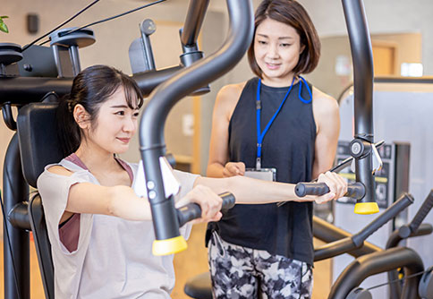 チェストプレスとは？効果や鍛えられる部位・正しいやり方を解説！