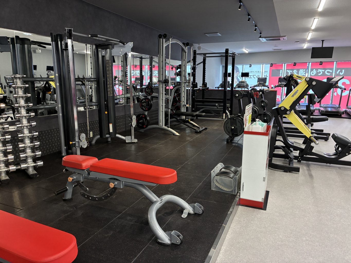 パワーラック1台・スミスマシン1台・アジャスタブルベンチ2台・PLマシン3台・ケーブルマシン1台・ダンベル30kgまで